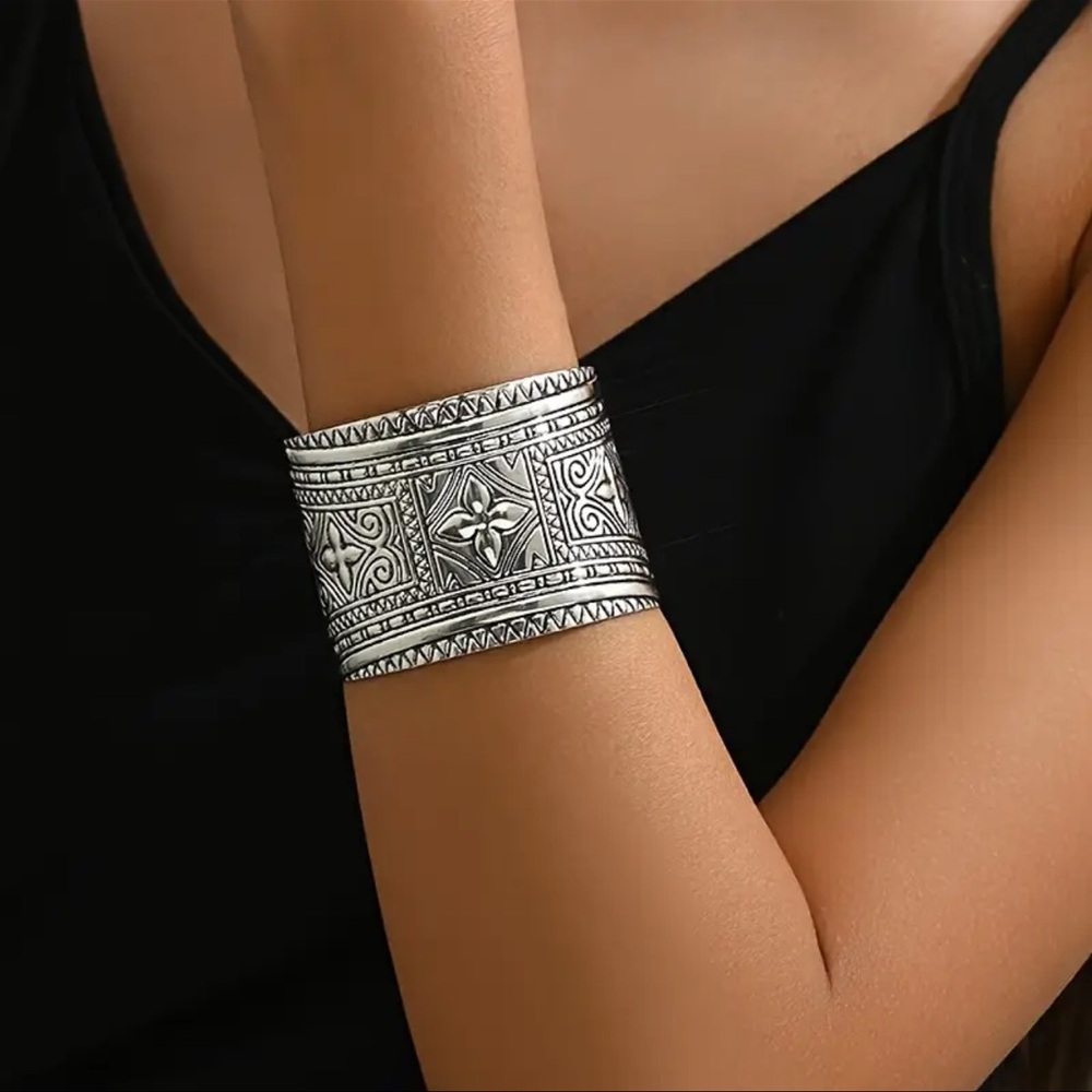 Vintage Antique Silver Cuff Bracelet.